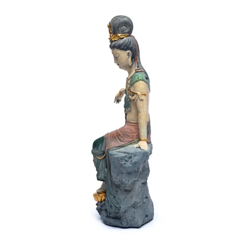 Kuan Yin auf Stein sitzend