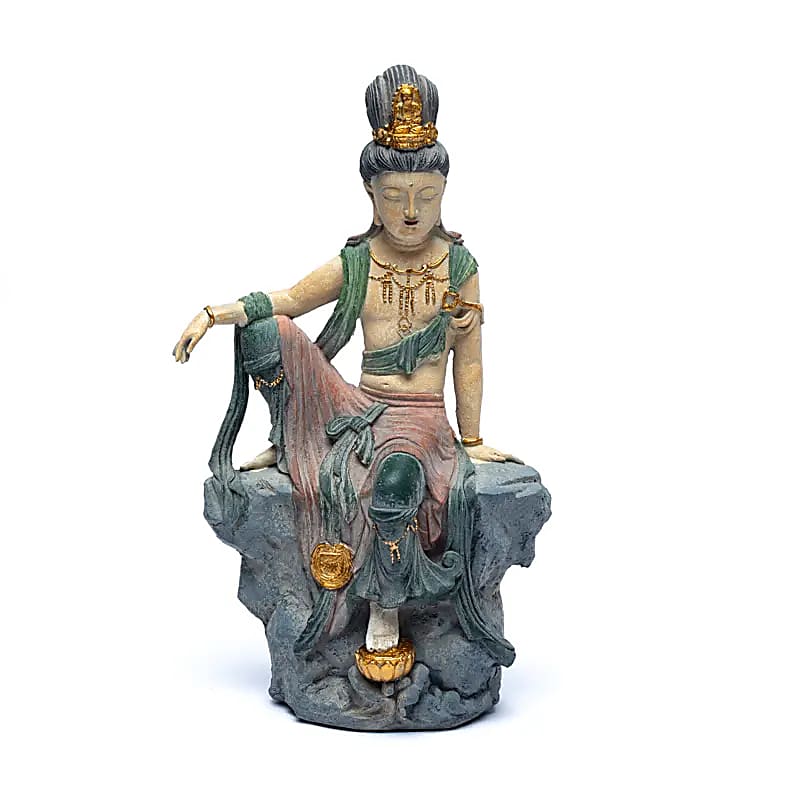 Kuan Yin auf Stein sitzend