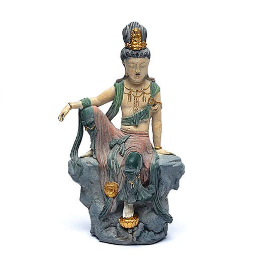 Kuan Yin auf Stein sitzend