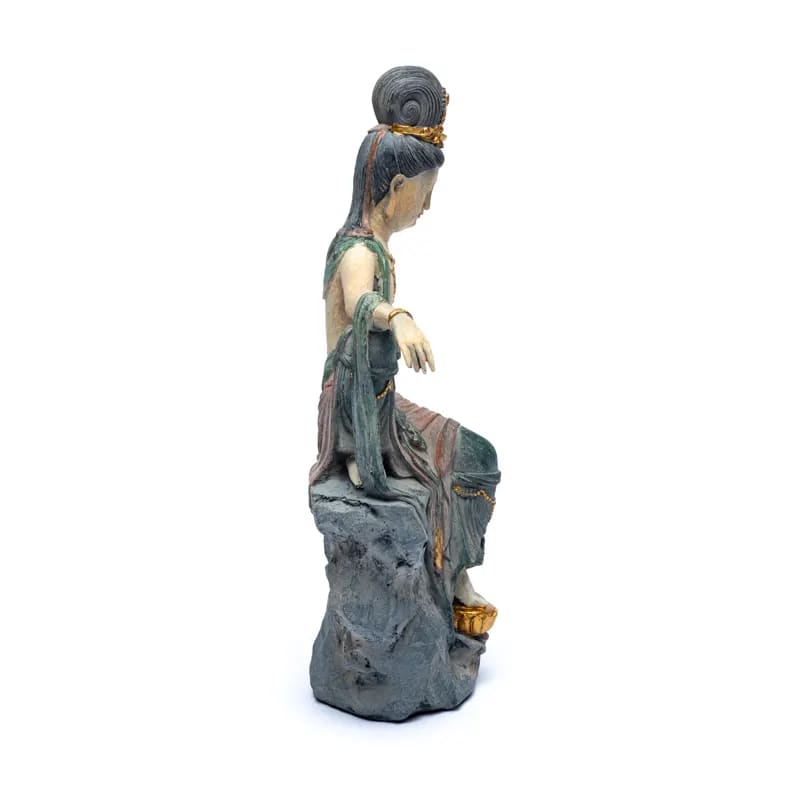 Kuan Yin auf Stein sitzend