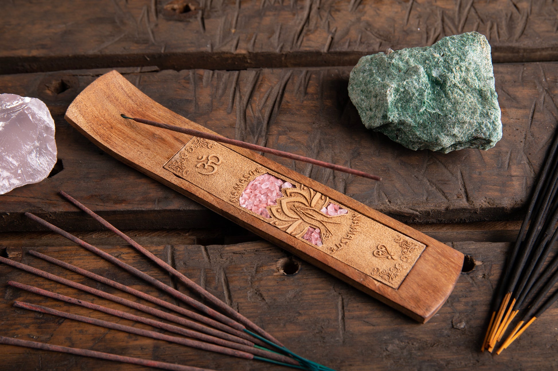 Namaste Räucherstäbchenhalter mit Rosenquarz