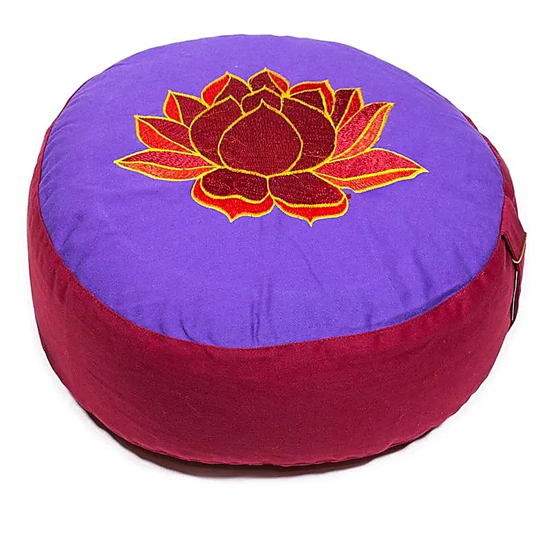 Rote Lotusblüte auf violettem Meditationskissen